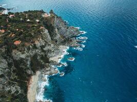 zeegezicht met klif en huizen in Calabrië foto