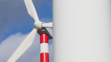 wind turbine terwijl het is roterend foto