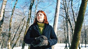 jong vrouw zetten Aan handschoenen in de besneeuwd berg foto