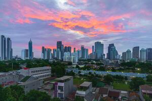 mooi ochtend- visie van Indonesië van bergen en tropisch Woud foto