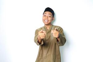 glimlachen Aziatisch moslim Mens vervelend koko kleren richten Bij camera met opwinding geïsoleerd Aan wit achtergrond foto
