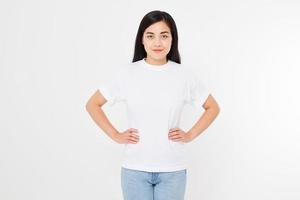 jonge Aziatische Japanse vrouw in lege witte t-shirt. t-shirtontwerp en mensenconcept. shirts vooraanzicht geïsoleerd op een witte achtergrond. spotten. ruimte kopiëren. foto