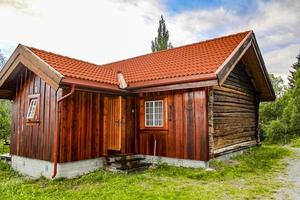 bruinrode houten hut, hemsedal, noorwegen.