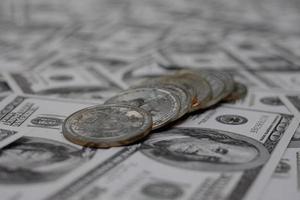 zilveren bitcoin-munten cryptocurrency op de groep geld 100 usd-dollars