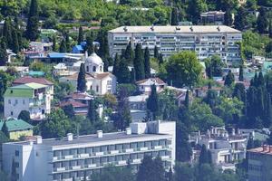 stadslandschap met uitzicht op yalta, crimea foto