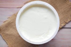 verse yoghurt in een kom op tafel foto