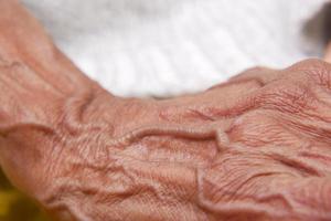 close-up van de hand van een oudere persoon foto