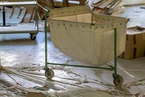 oud wagon met een zak in een verlaten fabriek foto