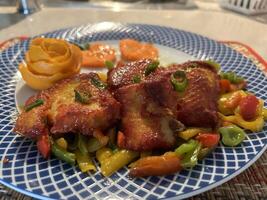 gezond lunch met basa filet vis gebakken met paprika en weinig olie. aan het eten gezond lunch . Vancouver, Brits Colombia, Canada - januari foto