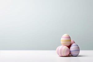 ai gegenereerd drie Pastelkleurige gestreept Pasen eieren Aan een tafel. foto