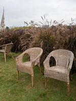 groep van de rotan stoelen voor ontspannend. foto