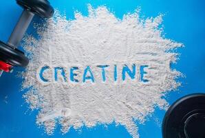 de woord creatine geschreven Aan een wit poeder. welzijn concept. foto