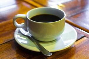 kop van americano zwart koffie in restaurant cafe in Thailand. foto
