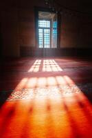 Islamitisch concept. zonlicht komt eraan door van de venster van een moskee met nevel. foto