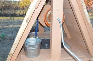houten huis voor drinkwaterput