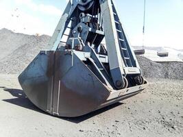 clamshell emmer in de lading haven. emmer voor bezig met laden steenkool foto