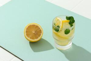 limonade vers doordrenkt citroen water met munt blad foto
