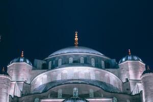 bouwkundig details van sultanahmet camii of blauw moskee Bij nacht foto