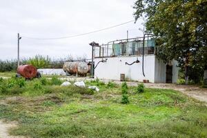 station voor tanken meststoffen. een stationair tuin station waar meststoffen en Chemicaliën zijn gefokt en geïnjecteerd. foto