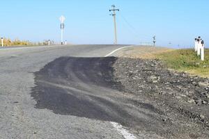 reparatie van een asfalt weg verharding foto