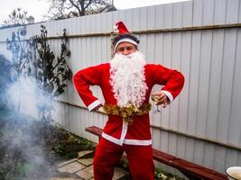 de kerstman claus Patat een shish kebab foto