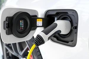 macht kabel pomp plug in opladen macht naar elektrisch voertuig ev auto. foto