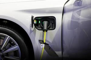 macht kabel pomp plug in opladen macht naar elektrisch voertuig ev auto. foto