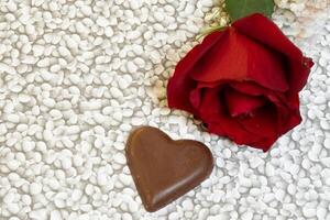 valentijnsdag dag roos en groot hart vormig chocola foto