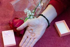 valentijnsdag dag hand- geven ringen schot van bovenstaand foto