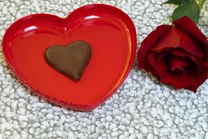 groot hart en chocola met een rood roos valentijnsdag dag foto