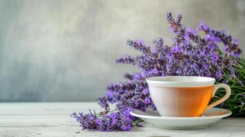ai gegenereerd een rustgevend kop van met lavendel doordrenkt thee, aangevuld door een lavendel boeket foto