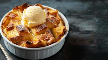 ai gegenereerd een warm brood pudding met een gouden korst, geserveerd met een lepel van vanille ijs room foto