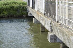 de brug via de kanaal foto