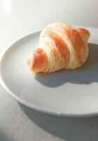 heerlijk knapperig croissants Aan een bord. foto