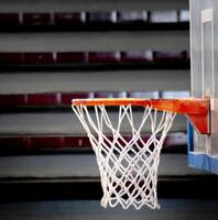 basketbal bord en hoepel in rechtbank foto