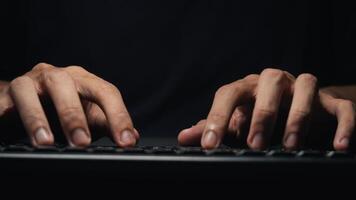 detailopname van een man's handen typen Aan een toetsenbord foto