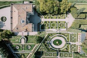 pozega tuin met rechthoekig struiken en fonteinen in de buurt villa rizzardi. valpolicella, Italië. top visie foto