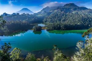 mooi visie van kleurrijk meer of telaga waarschuwen in dieng plateau, wonosobo, centraal Java, Indonesië foto