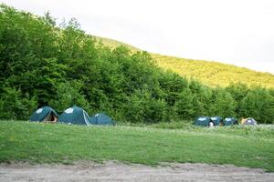 toerist tenten in Woud Bij camping foto