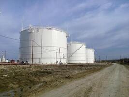 opslagruimte tanks voor petroleum producten foto