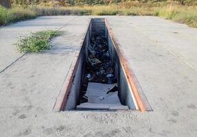 pit voor auto onderhoud. vuilnis in de garage. foto