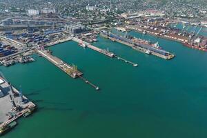 industrieel zeehaven, top visie. haven kranen en lading schepen en ba foto