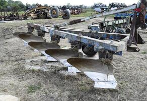 ploeg Aan aanhangwagen voor tractor. ploeg voor ploegen bodem. foto