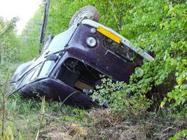 de auto welke verhuisd naar beneden in een greppel net zo een resultaat van ongeluk foto