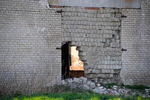 oud Sovjet steen verlaten gebouw. instortend steen bouw. foto