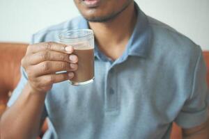 kind drinken smakelijk chocola melk Bij huis. foto