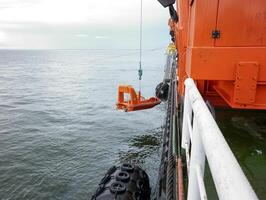 een reddingsboot in geval van een ongeluk in de haven of Aan een schip. de foto