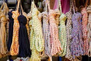 kleurrijk touw haspel Aan hangende foto