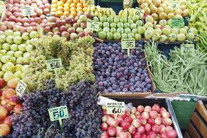 fruit kraam Bij lokaal markt in Istanbul foto