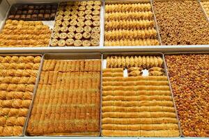 Turks toetje baklava verkoop Bij winkel foto